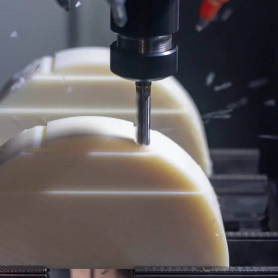 CNC-freesmachine met kunststof onderdeel in de opspanning bij Microtherm