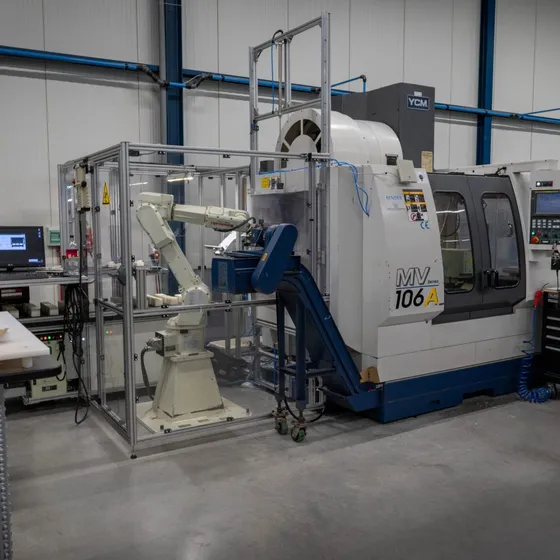 YCM MV106 freesbank met robotcel voor onbemande productie bij Microtherm