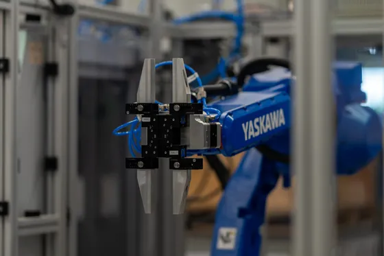 Een Yaskawa-robot in de hal van Microtherm