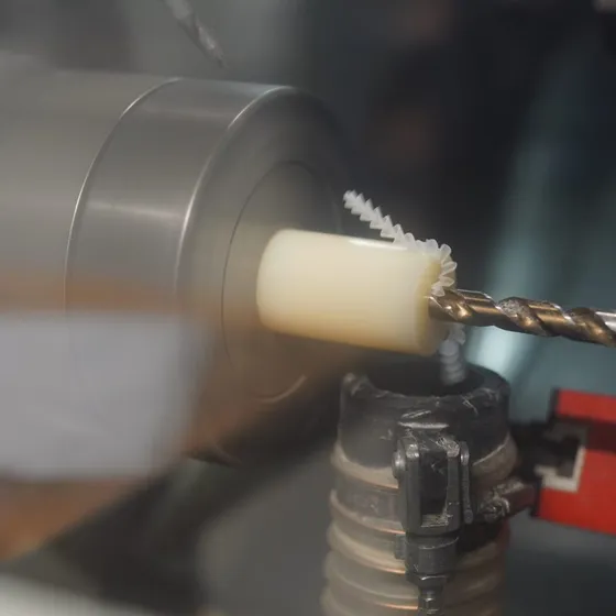CNC-draaien van een kunststof onderdeel bij Microtherm