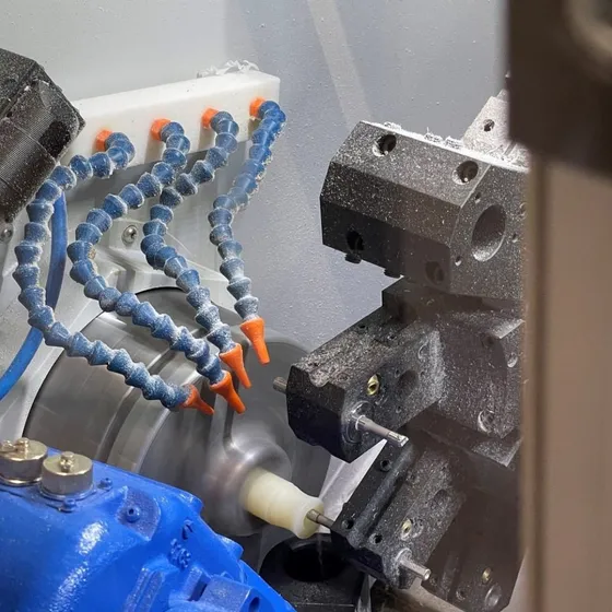 Robotcel die een CNC-draaibank belaadt bij Microtherm