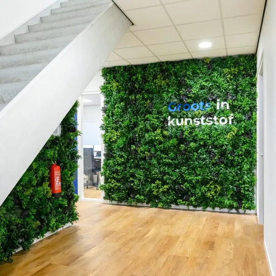 Kunststofbewerking in de productiehal van Microtherm