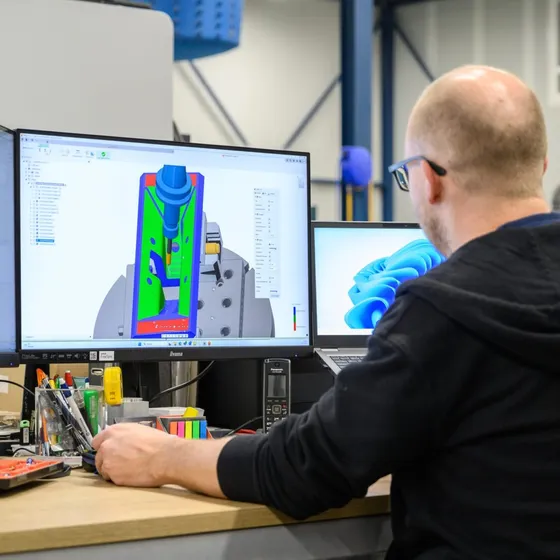 Medewerker van Microtherm aan het werk in de productie