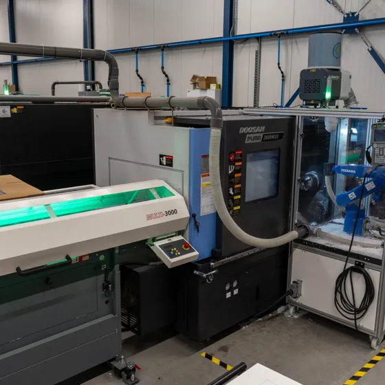 Doosan PUMA CNC-draaibank met automatische stafaanvoer bij Microtherm