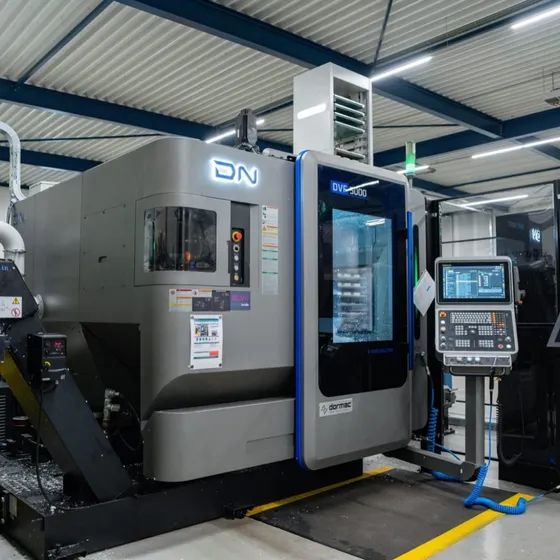 DN Solutions DVF 5000 vijfassige freesbank met RoboJob Tower bij Microtherm