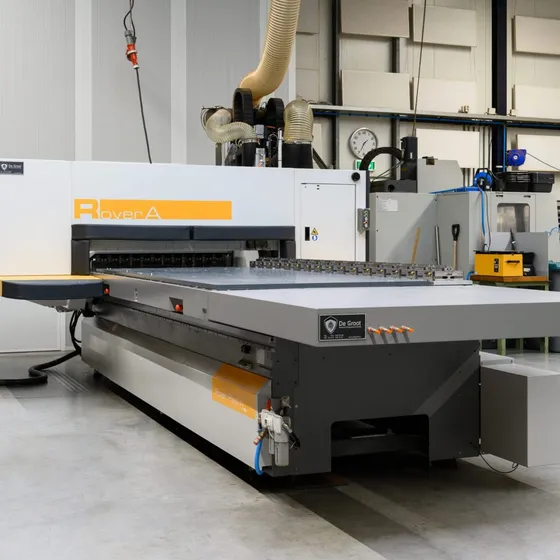 Biesse Rover A vijfassige portaalfrees bij Microtherm