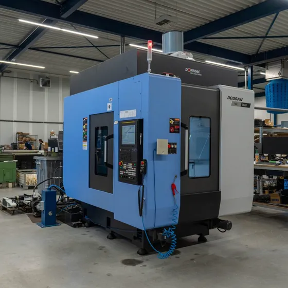 Doosan VC3600 driassige freesbank met palletwisselaar bij Microtherm